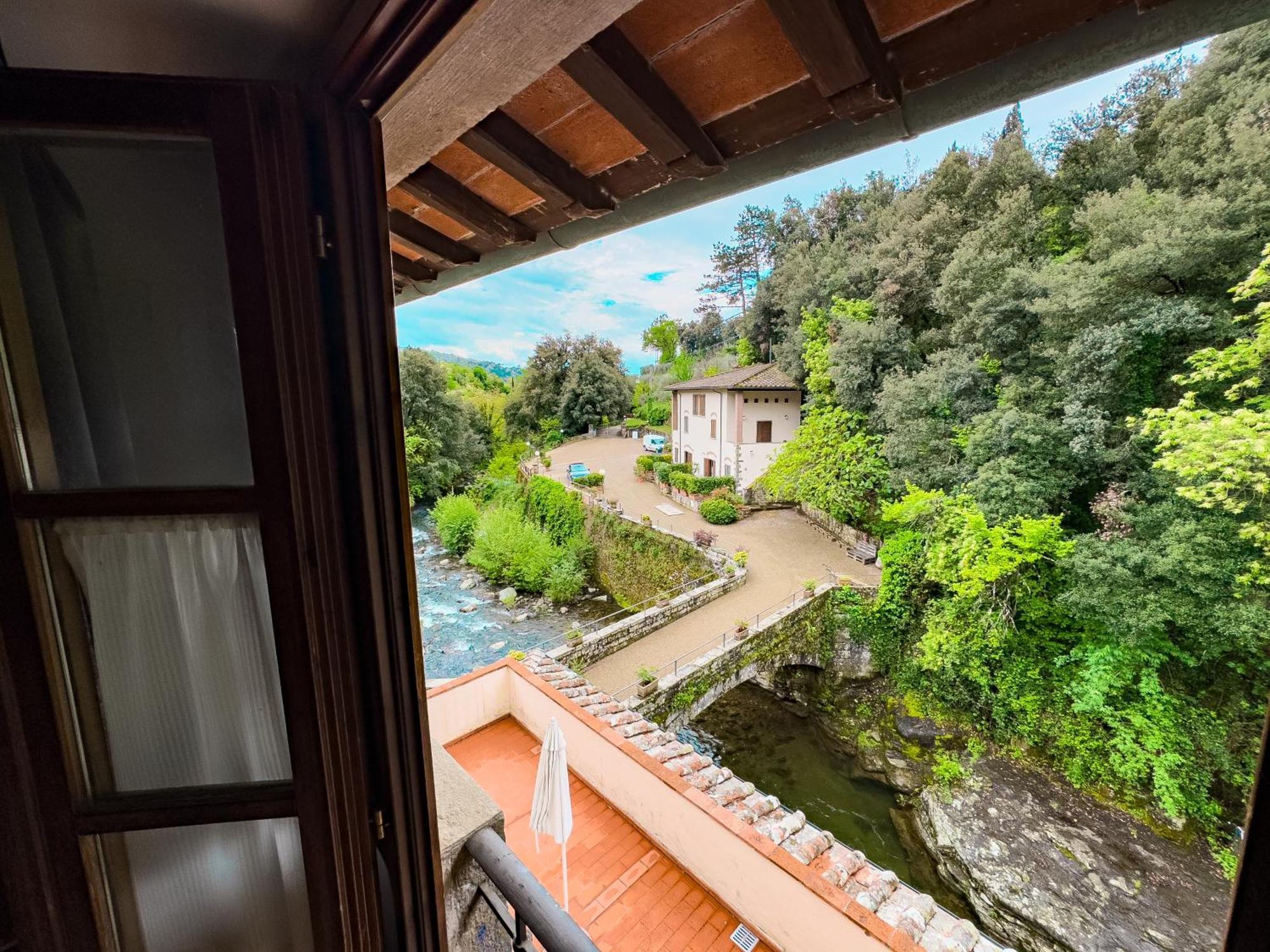 La Ferriera Exclusive Resort - Pool & Waterfall Loro Ciuffenna Exterior photo